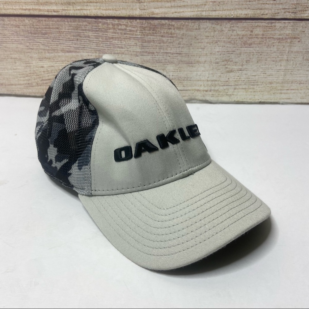 Oakley Men's Gray Camo Mesh Baseball Cap